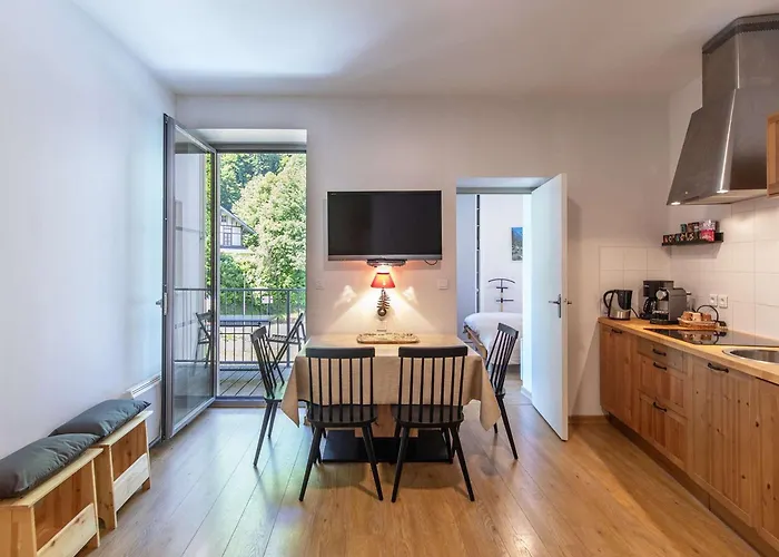 Appartement Cosy à Avec Balcon, Centre-ville, 2 Chambres, Pour 4 à 6 Personnes - Fr-1-401-296